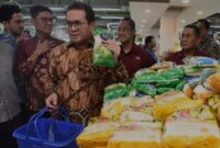 Mendag Budi Santoso saat meninjau pelaksanaan program Friday Mubarak di gerai ritel TipTop, Jakarta (Foto: Antara)