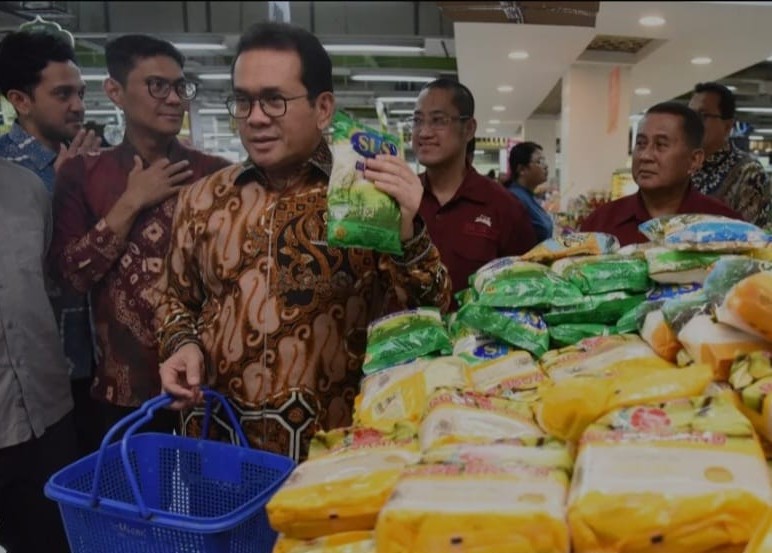 Mendag Budi Santoso saat meninjau pelaksanaan program Friday Mubarak di gerai ritel TipTop, Jakarta (Foto: Antara)