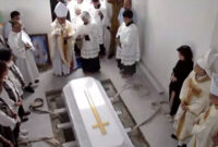 Foto: Pemakaman Uskup Emeritus Keuskupan Agung Kupang, Mgr. Petrus Turang / Sumber: Youtube Keuskupan Agung Kupang