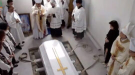 Foto: Pemakaman Uskup Emeritus Keuskupan Agung Kupang, Mgr. Petrus Turang / Sumber: Youtube Keuskupan Agung Kupang