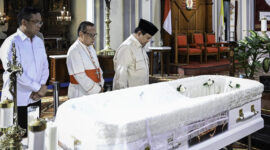 Foto BPMI Setpres: Presiden Prabowo melayat Uskup Agung Kupang di dampingi Kardinal Mgr. Ignatius Suharyo.