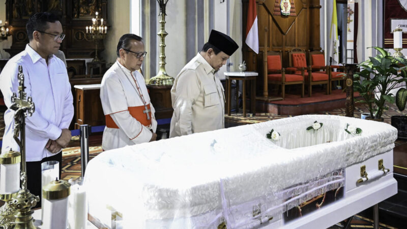 Foto BPMI Setpres: Presiden Prabowo melayat Uskup Agung Kupang di dampingi Kardinal Mgr. Ignatius Suharyo.
