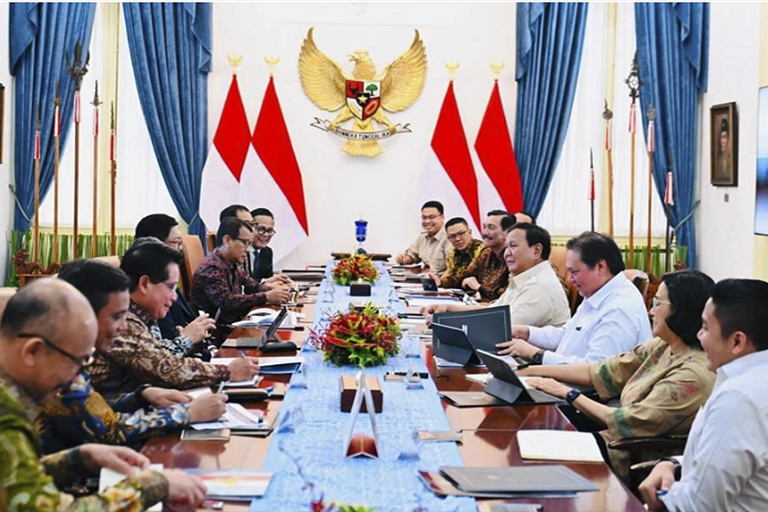 Presiden Prabowo Subianto memimpin rapat terbatas bersama sejumlah menteri Kabinet Merah Putih di Istana Merdeka, Jakarta, pada Senin, 7 April 2025. Foto: BPMI Setpres/Laily Rachev