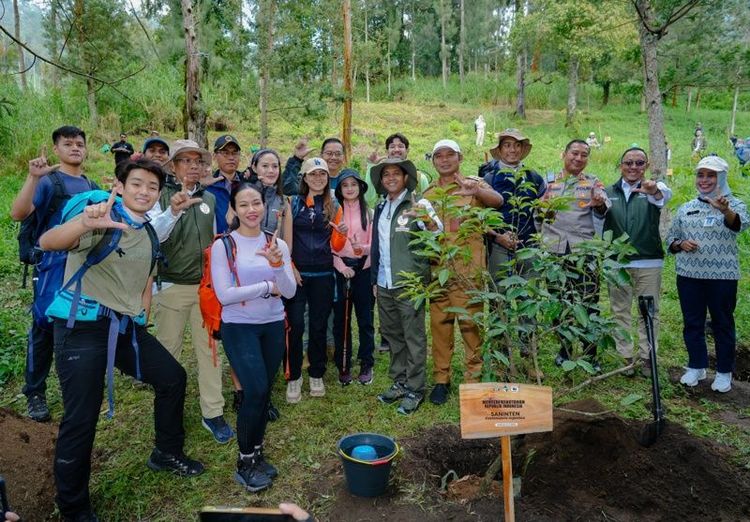 Kementerian Kehutanan Bersama WWF Indonesia dan Influencer Kampanyekan Ekowisata dan Konservasi di Gunung Merbabu
