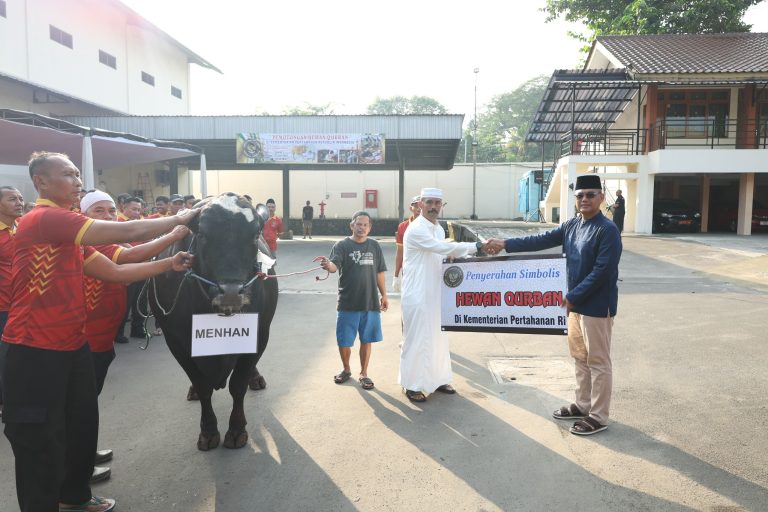 Kemhan Serahkan Hewan Kurban Iduladha 1446 H, Sebagai Bentuk Empati dan Kepedulian Sosial