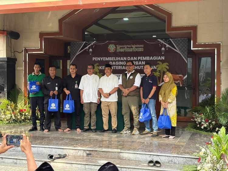 Perkuat Kepedulian Sosial dan Kebersamaan, Kementerian Kehutanan Serahkan Hewan Kurban pada Momen Idul Adha 1446 H